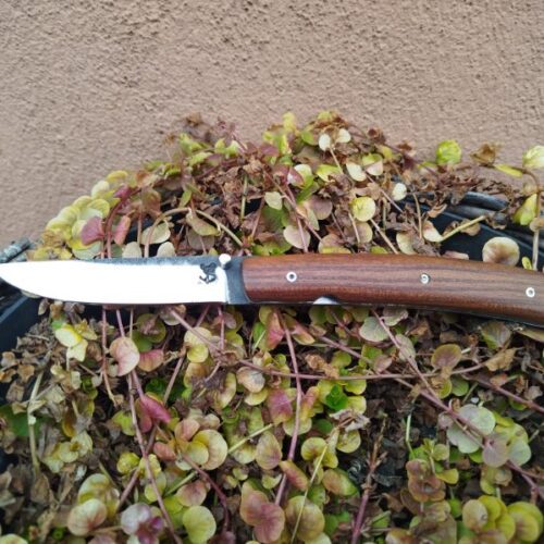 Couteau Pliant en Acier Carbone avec Manche en Noyer