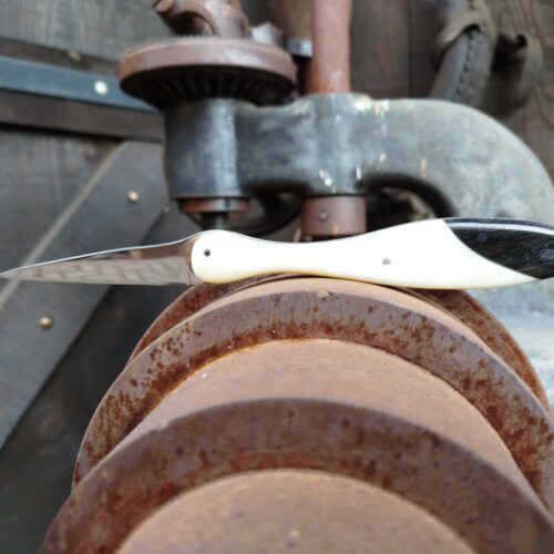 Couteau Droit Manche en Os et Ébène – Forme de Cigogne