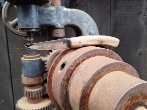 Couteau Pliant Brute de Forge avec Manche en Eucalyptus