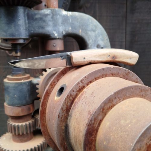 Couteau Pliant Brute de Forge avec Manche en Eucalyptus