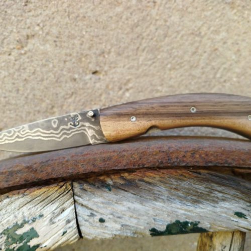 Couteau Pliant Damas 72 couches, Cœur en Carbone, Manche en Noyer