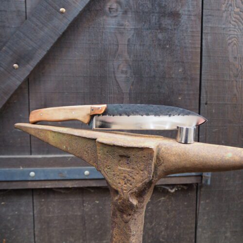 Couteau droit en Inox, brut de forge et manche en bois de quetsch et mitre bronze