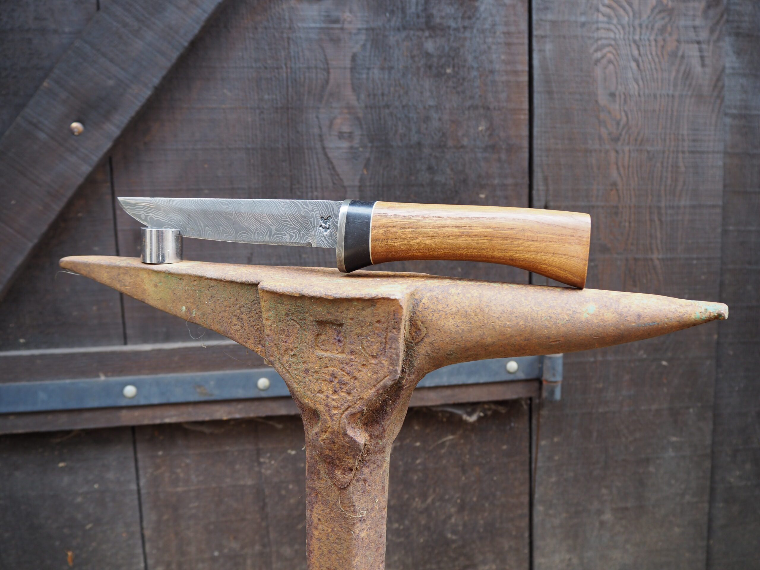 Couteau droit en Damas torsadé, manche en ebène du gabon & noyer