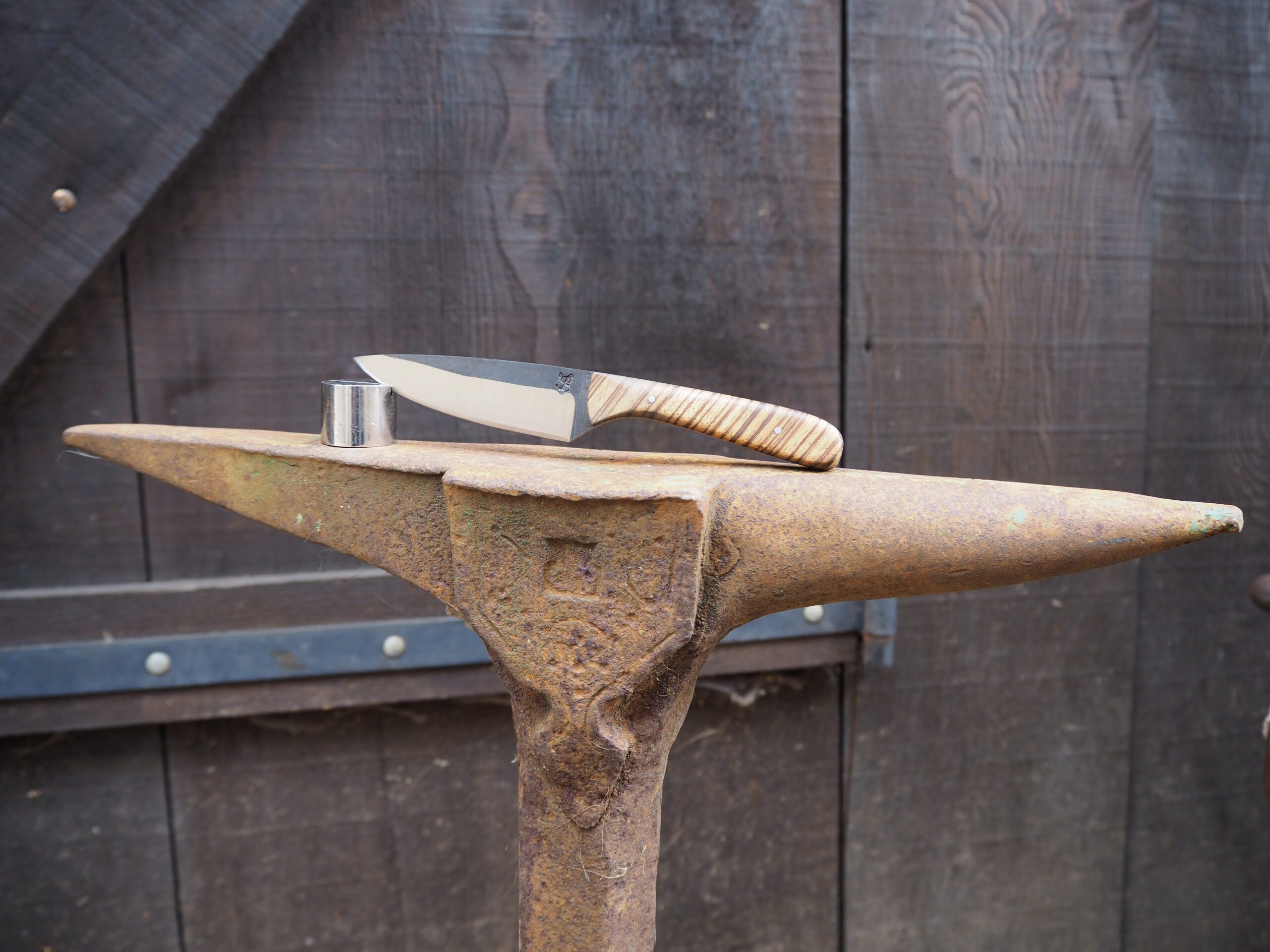 Couteau droit en Inox brute de forge, Manche zebrano