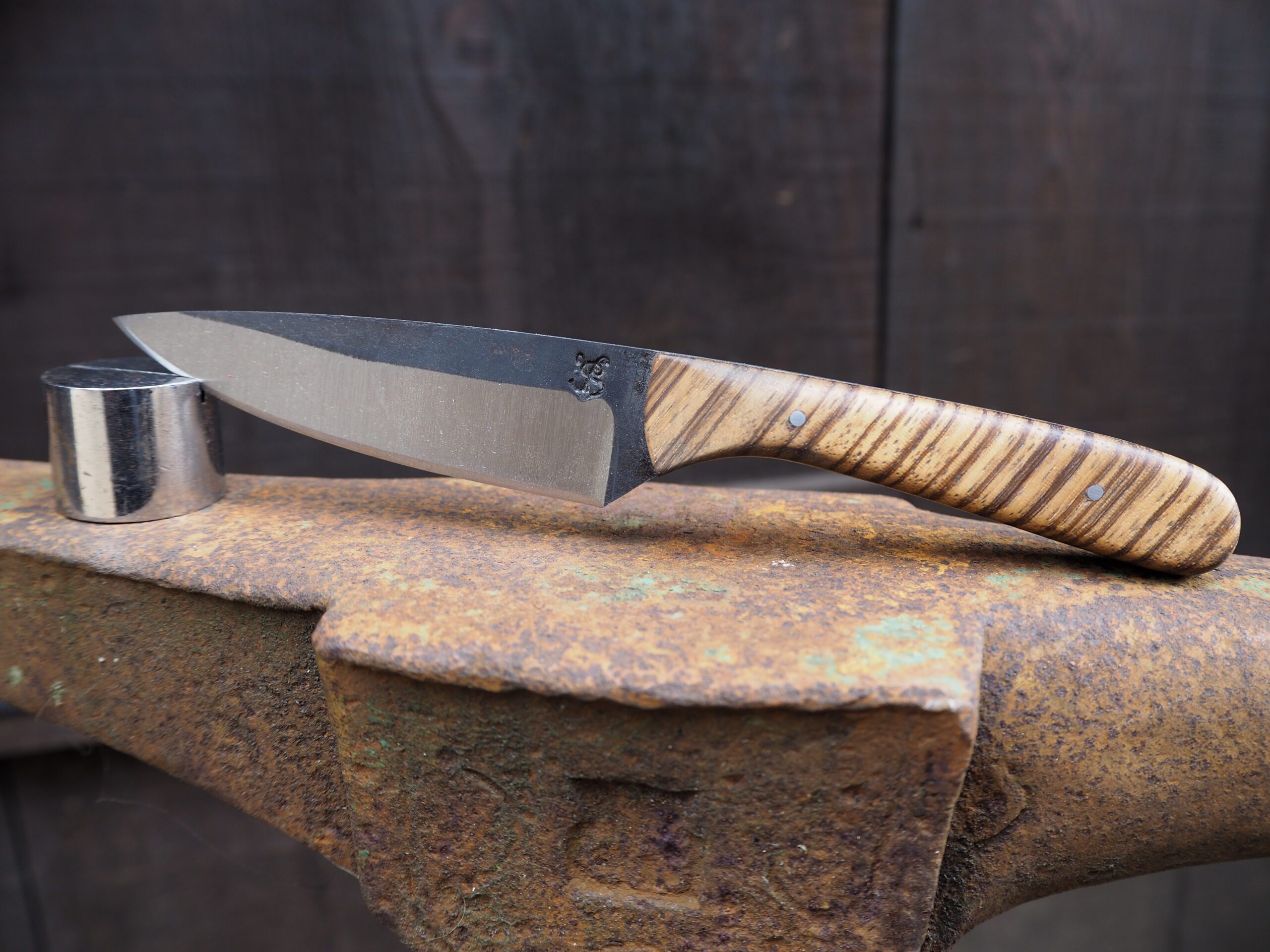 Couteau droit en Inox brute de forge, Manche zebrano – Image 2