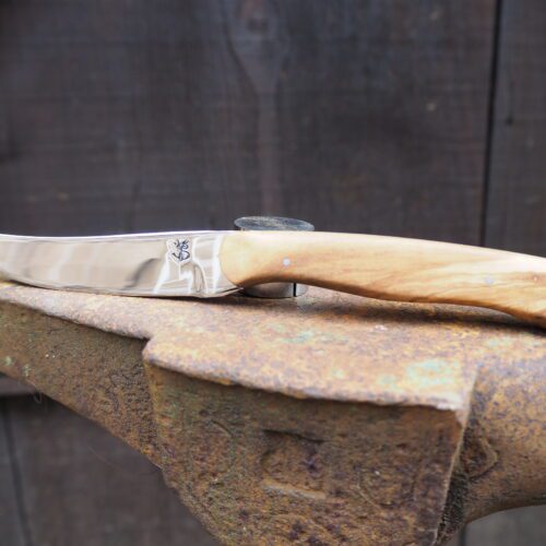 Couteau à fromage en acier carbone, manche en chêne échauffé