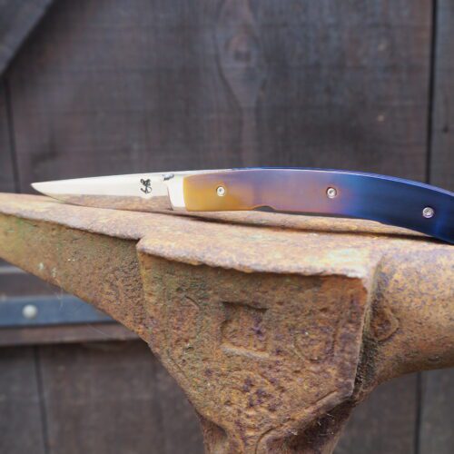 Couteau pliant en acier carbonne, manche en titane anodisé