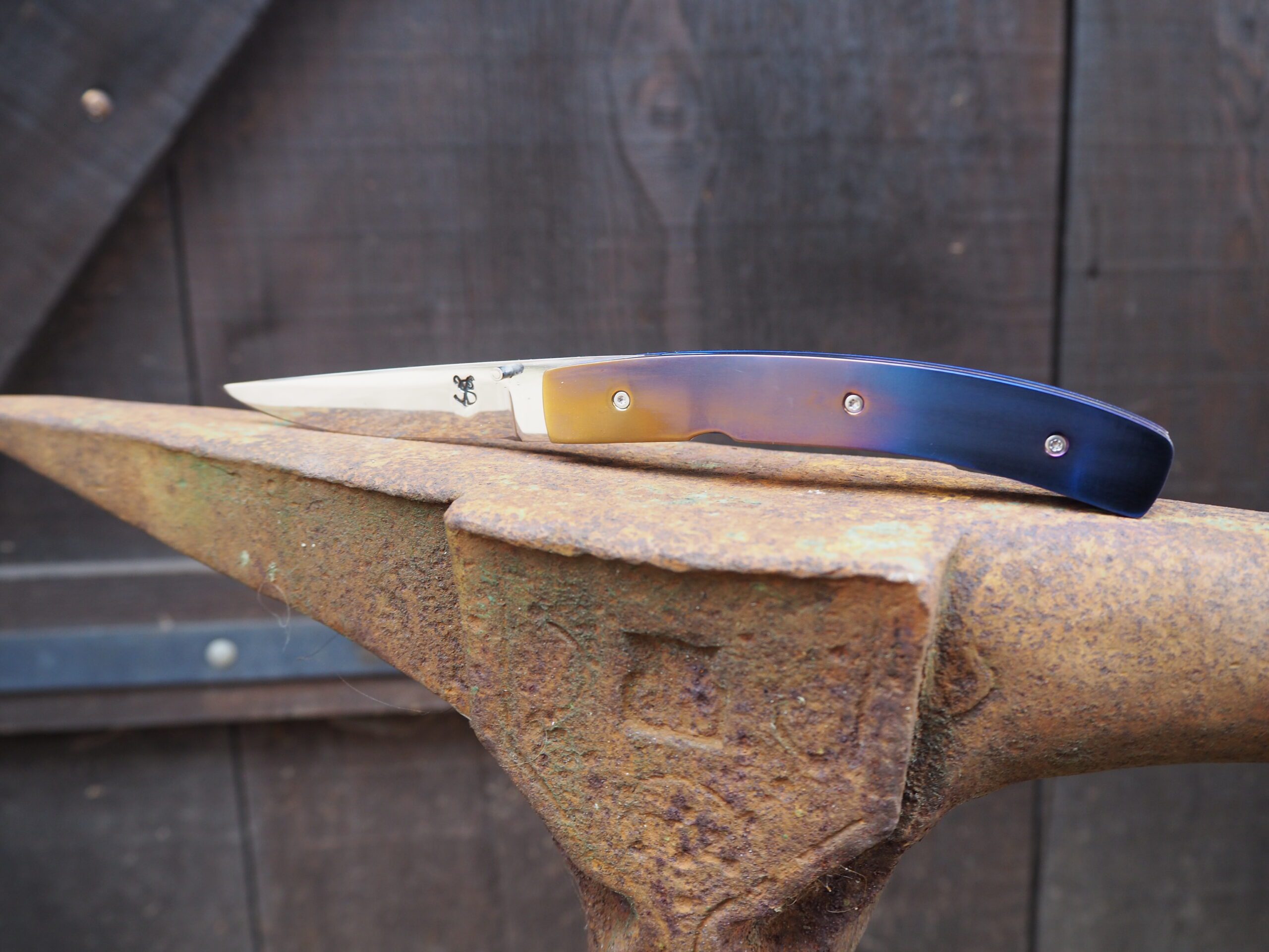 Couteau pliant en acier carbonne, manche en titane anodisé