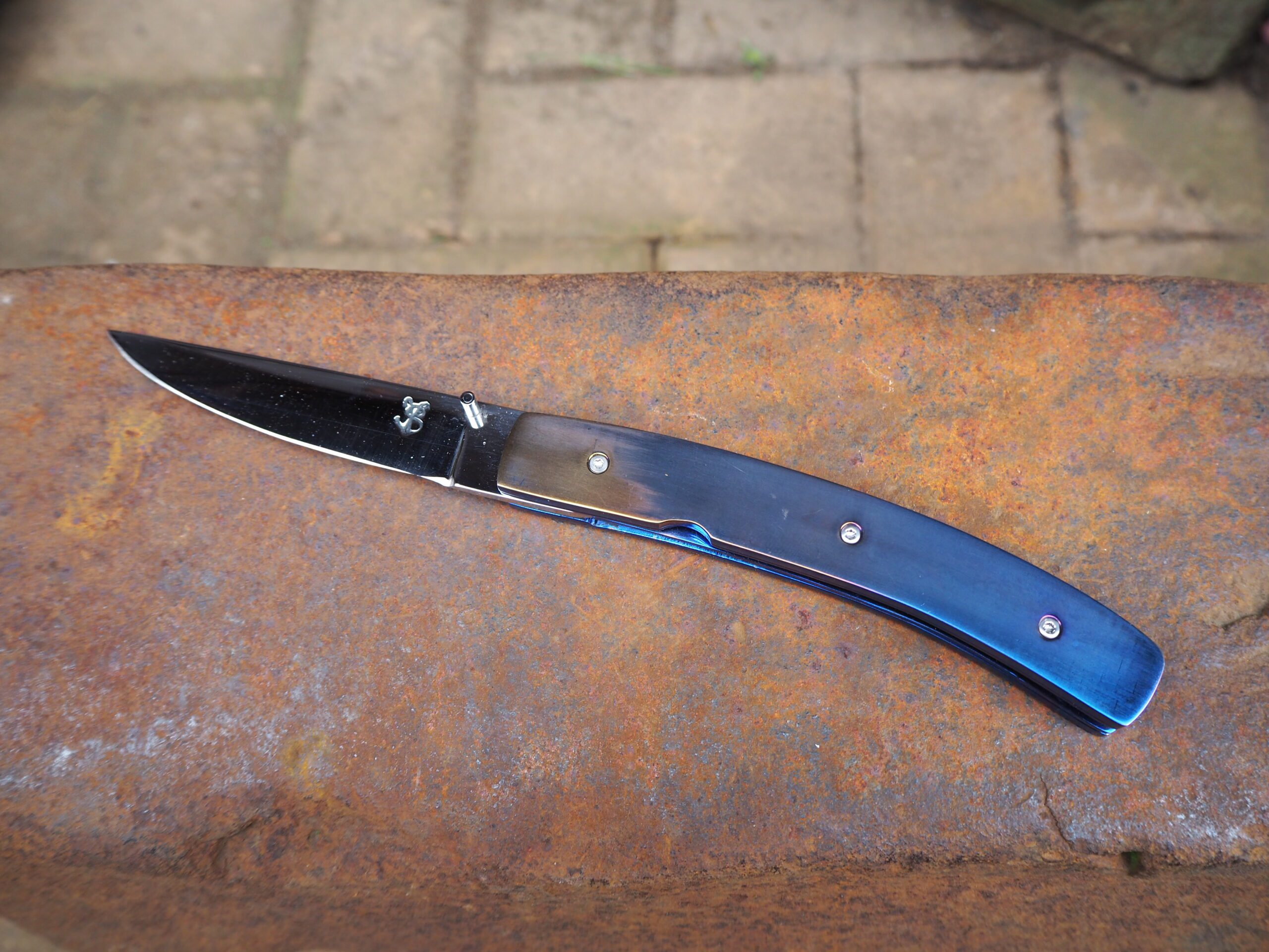 Couteau pliant en acier carbonne, manche en titane anodisé – Image 2