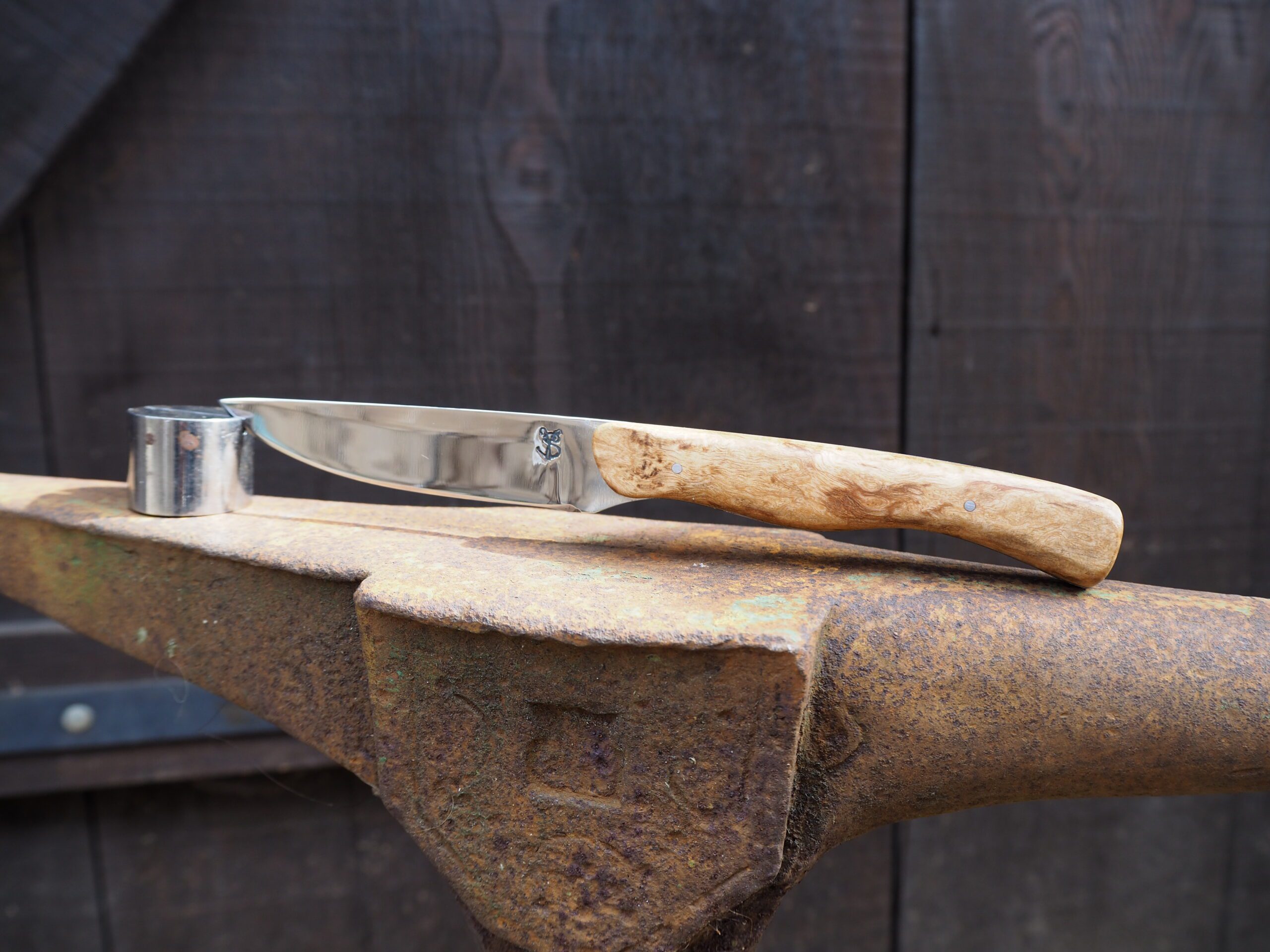 Couteau droit en acier carbone, manche en loupe de frêne