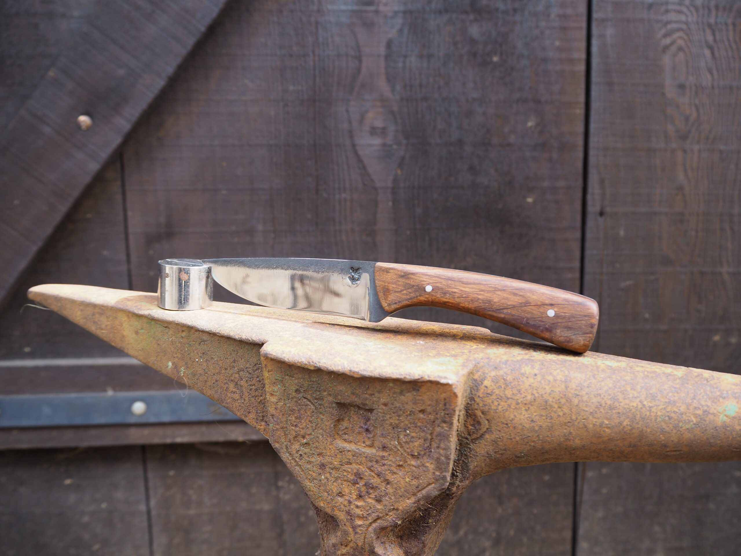 Couteau droit en acier carbone brut et manche en noyer noir US