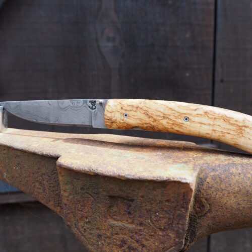 Couteau pliant damas & guillochage, manche en loupe de frêne