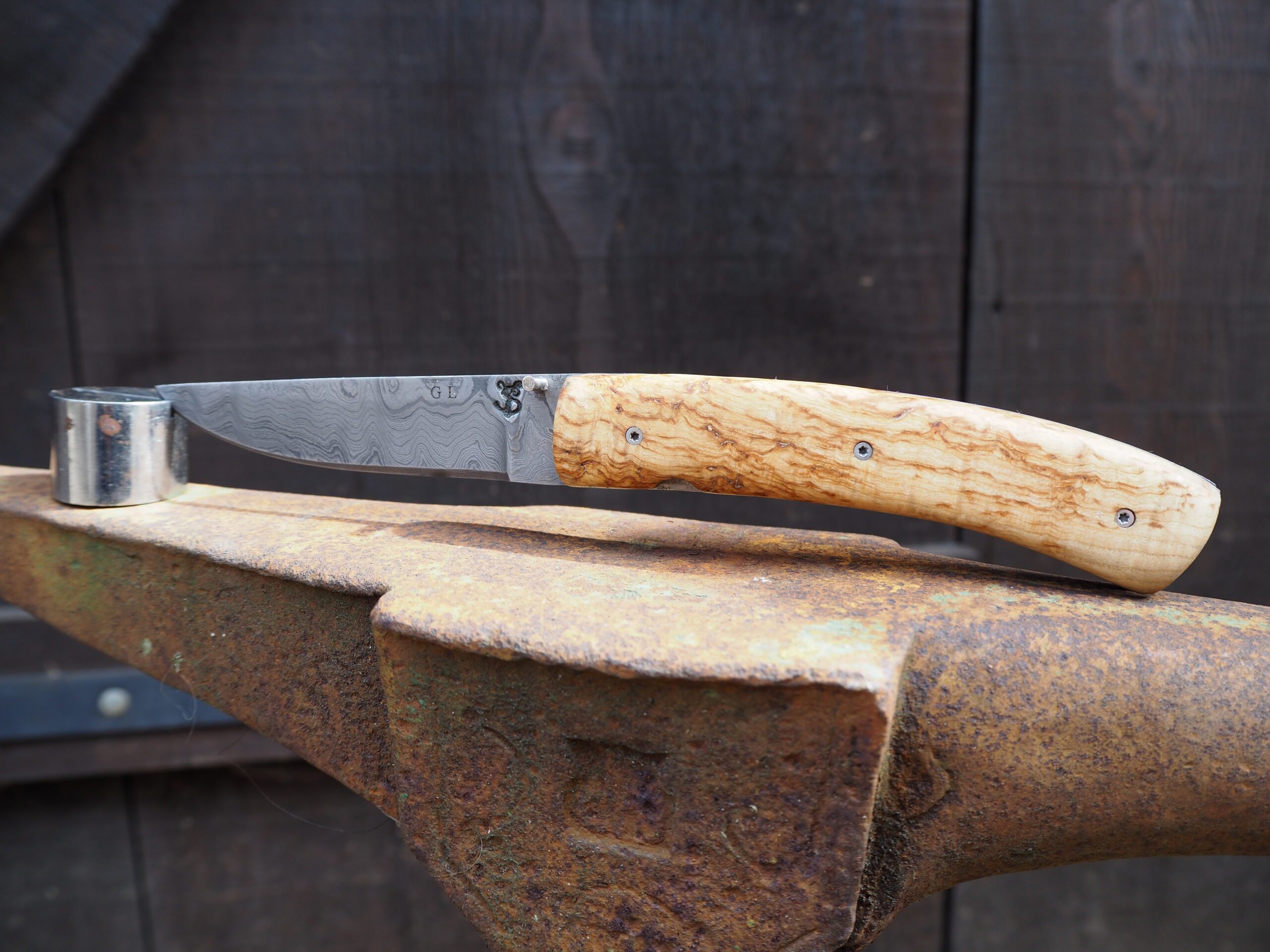 Couteau pliant damas & guillochage, manche en loupe de frêne