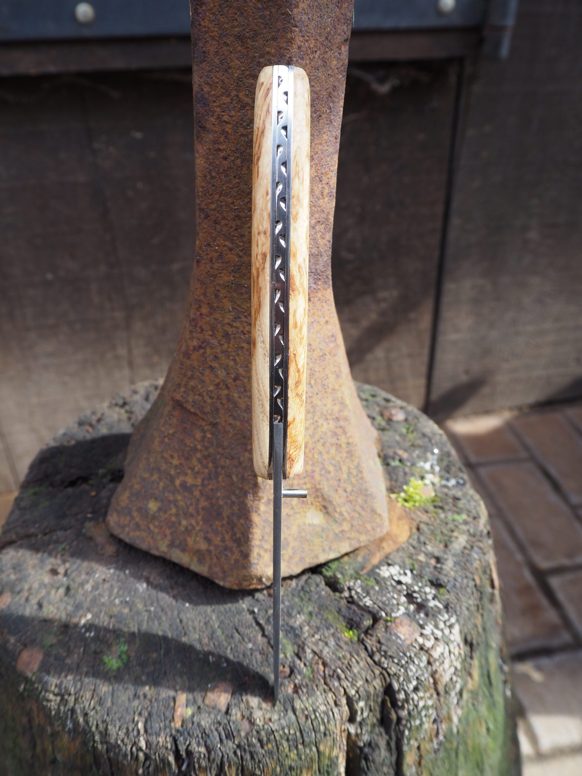 Couteau pliant damas & guillochage, manche en loupe de frêne – Image 2