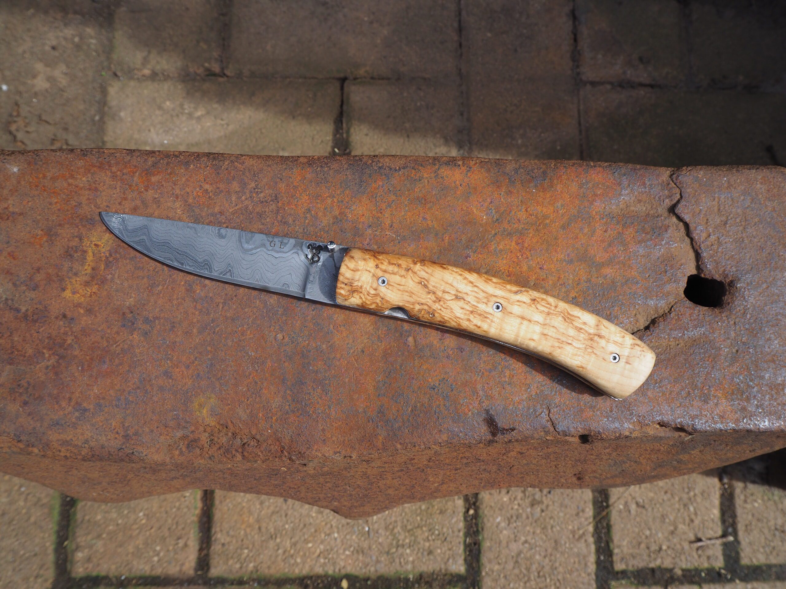 Couteau pliant damas & guillochage, manche en loupe de frêne – Image 3