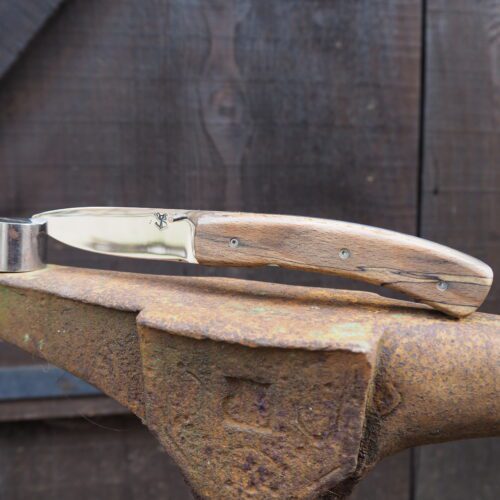Couteau pliant en acier carbone manche en chêne échauffé