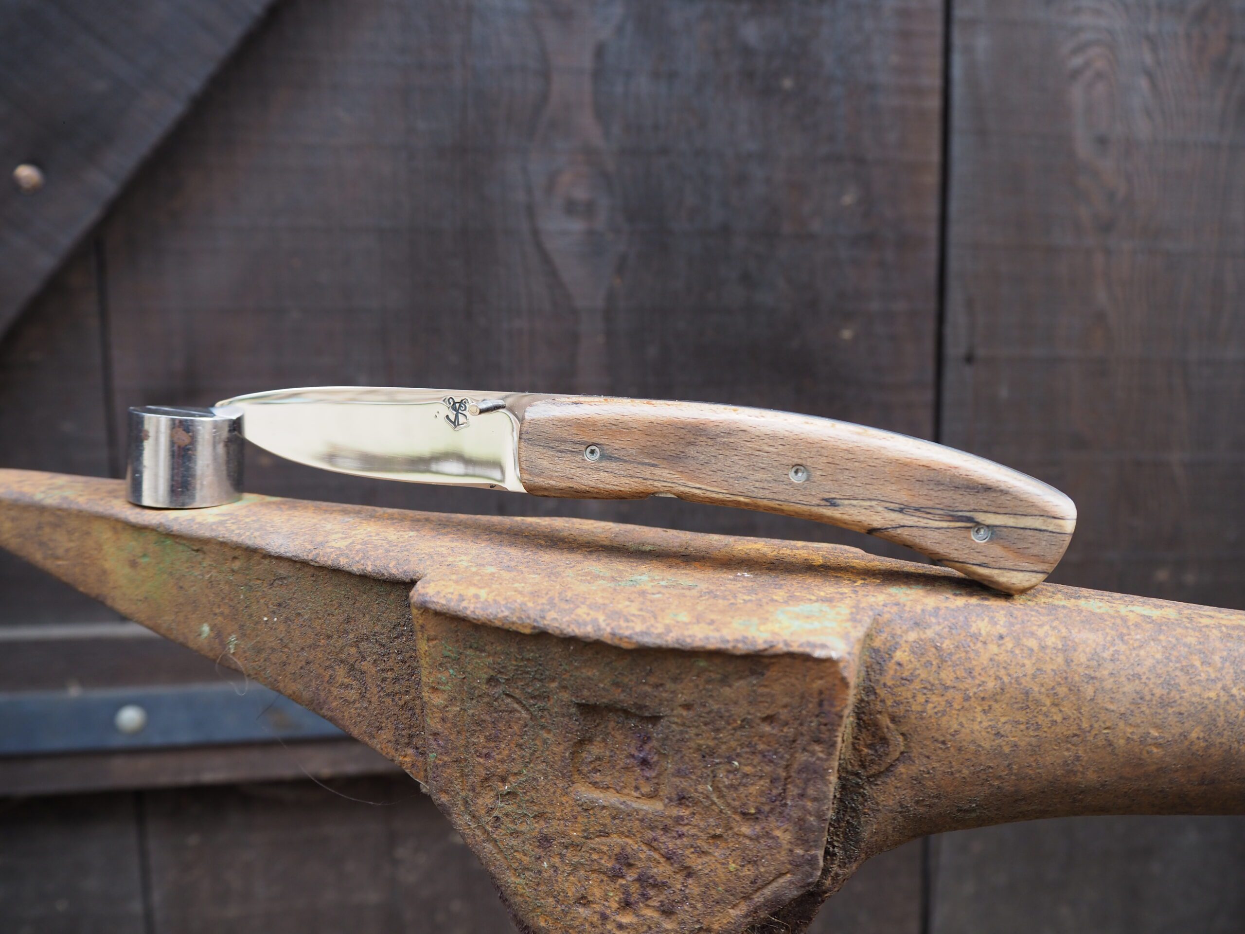 Couteau pliant en acier carbone manche en chêne échauffé