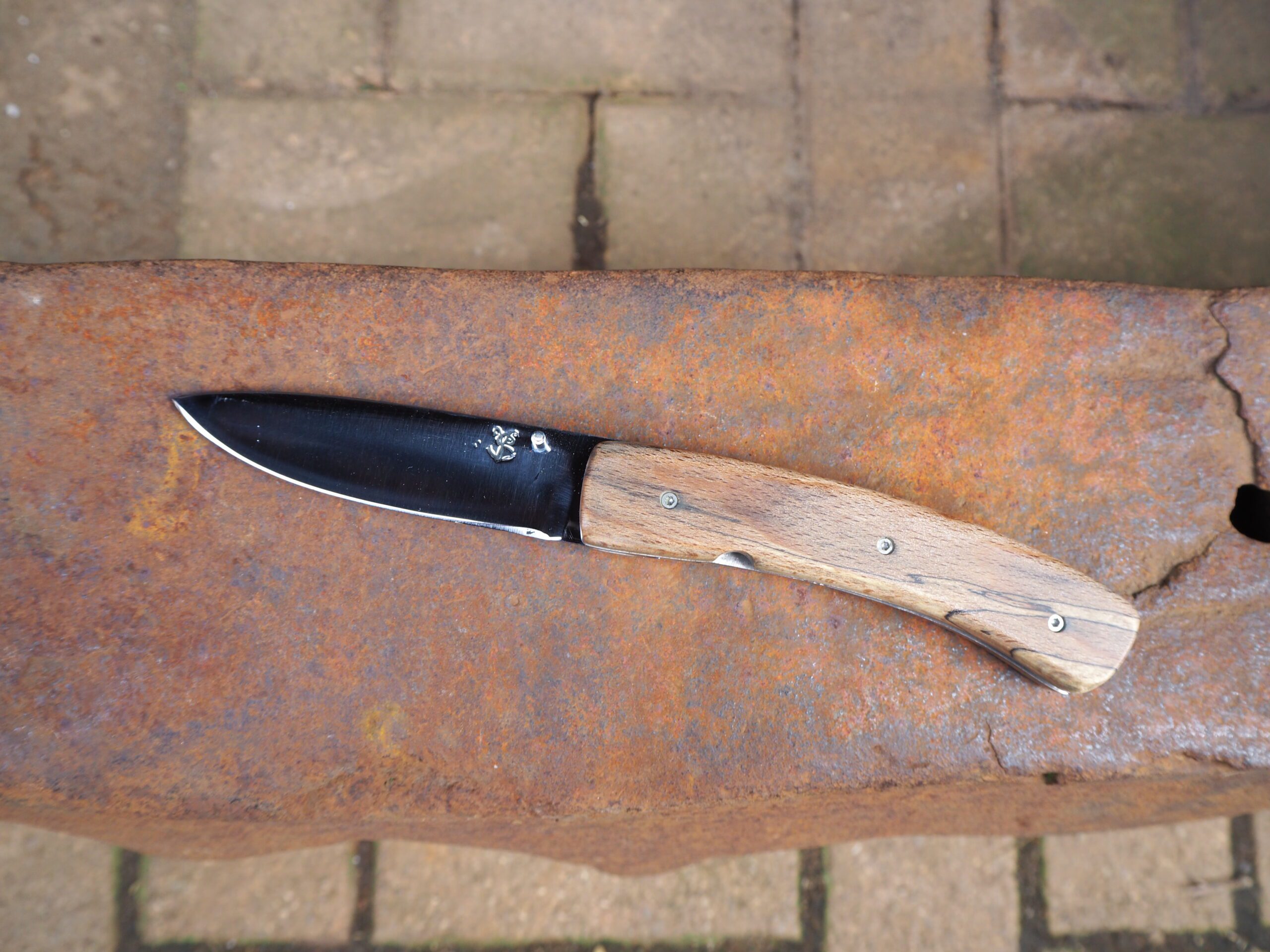 Couteau pliant en acier carbone manche en chêne échauffé – Image 2