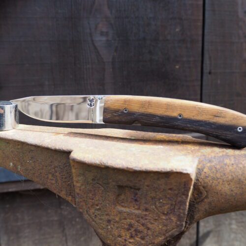 Couteau pliant en acier carbone, manche en chêne issu d’un fût de vin