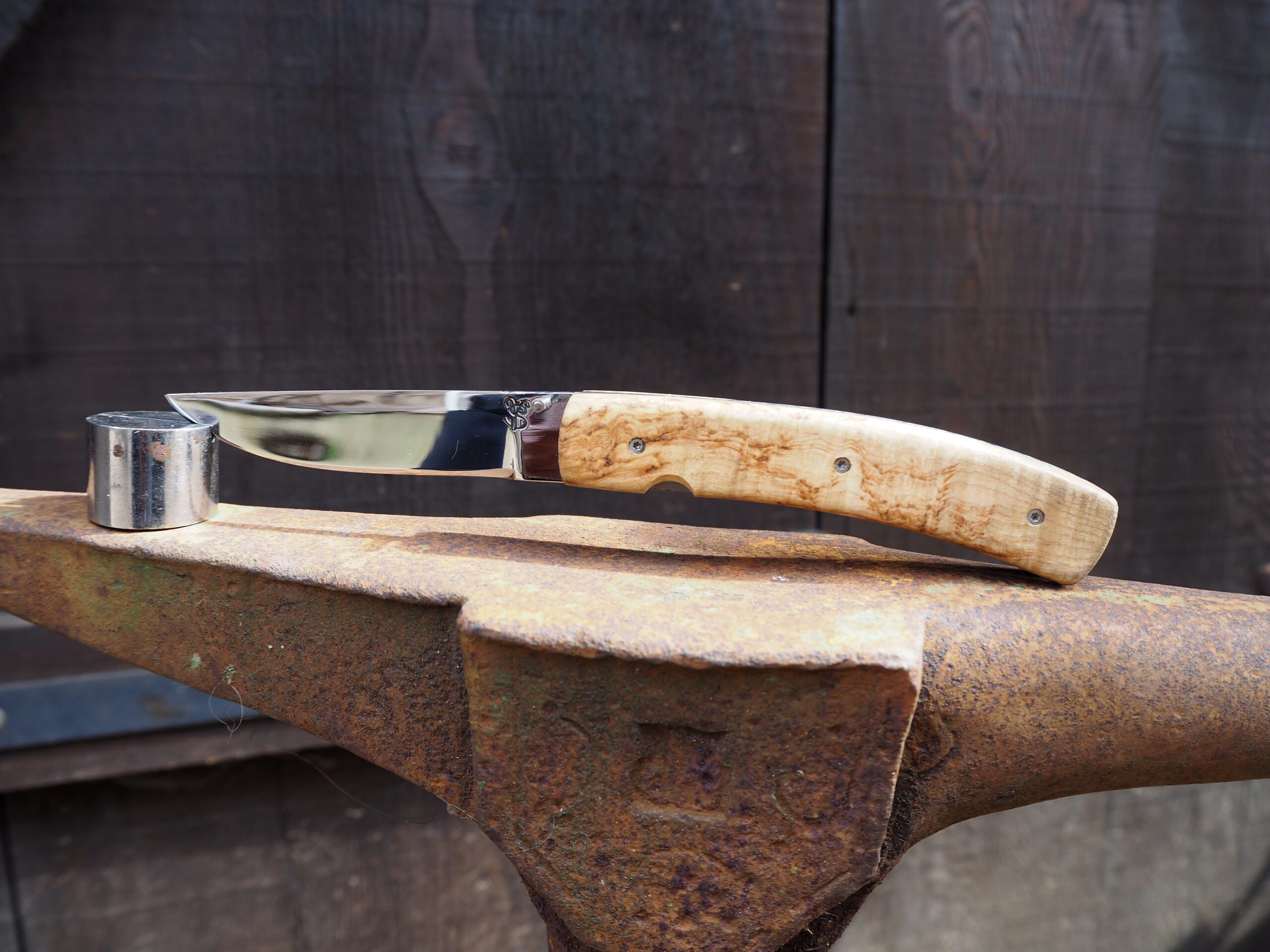 Couteau pliant en acier carbone, manche en loupe de frêne