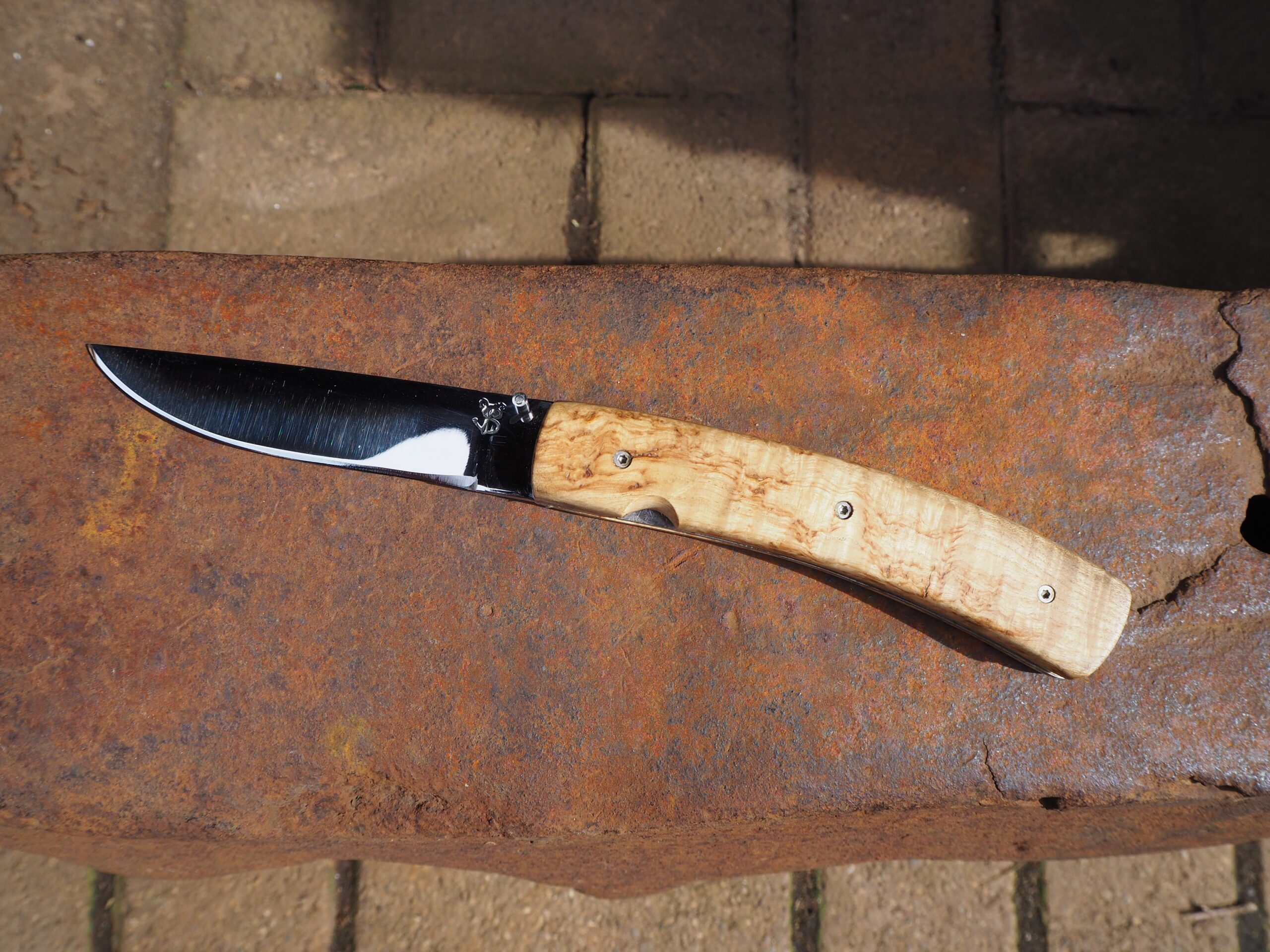 Couteau pliant en acier carbone, manche en loupe de frêne – Image 2