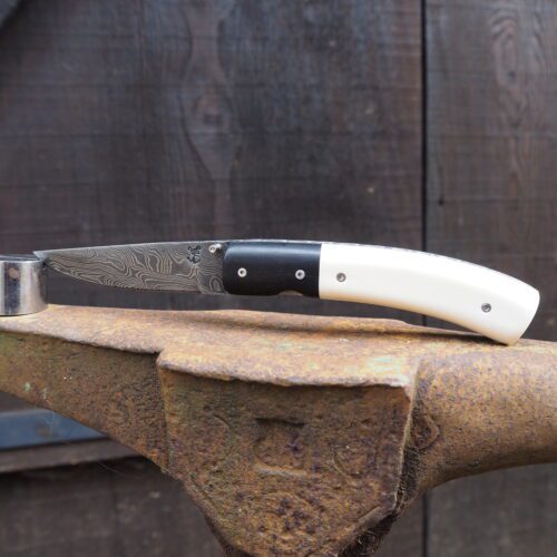 Couteau pliant en damas 72 couches manche en ivoir de mamouth et ebène du Gabon