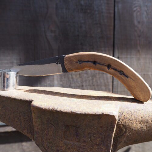 Petit couteau pliant en acier carbone brut de forge et manche en ziricotte