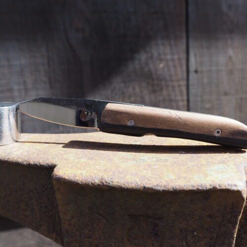 Petit couteau pliant en acier carbone brut de forge et manche en ziricote