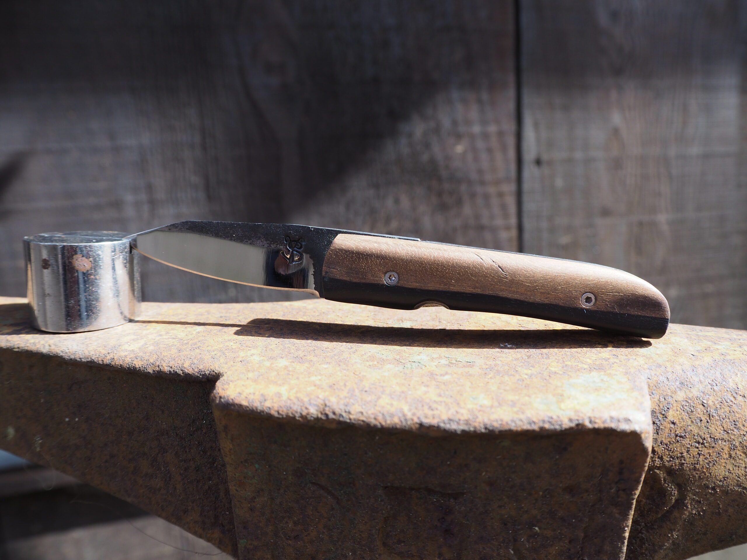 Petit couteau pliant en acier carbone brut de forge et manche en ziricote