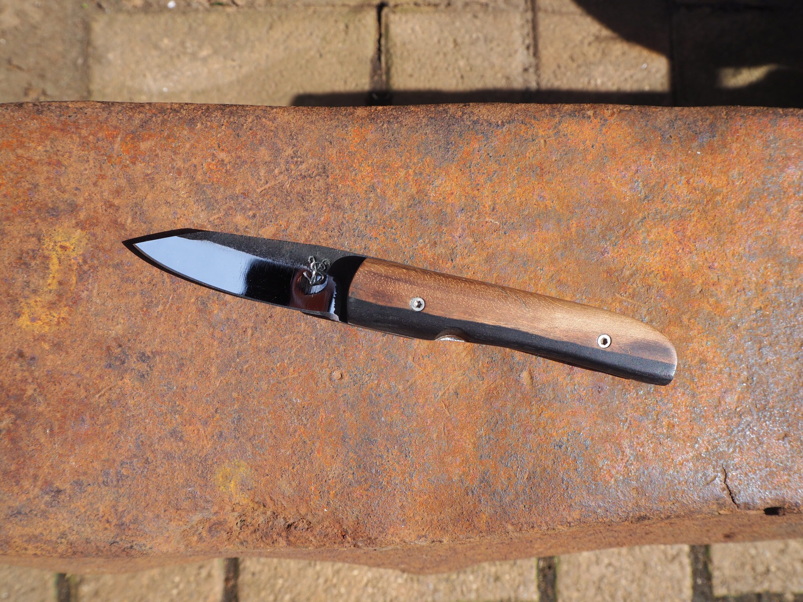 Petit couteau pliant en acier carbone brut de forge et manche en ziricote – Image 2