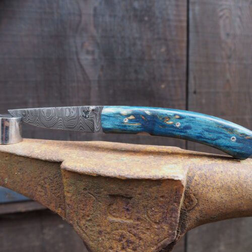 Couteau pliant en damas et manche en fourche d’arble teinté et stabilisée