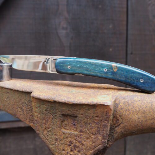 Couteau pliant en acier carbone, et manche en frene teinté et stabilisé