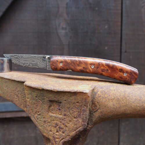 Couteau pliant en damas 72 couches et manche en racine de thuya