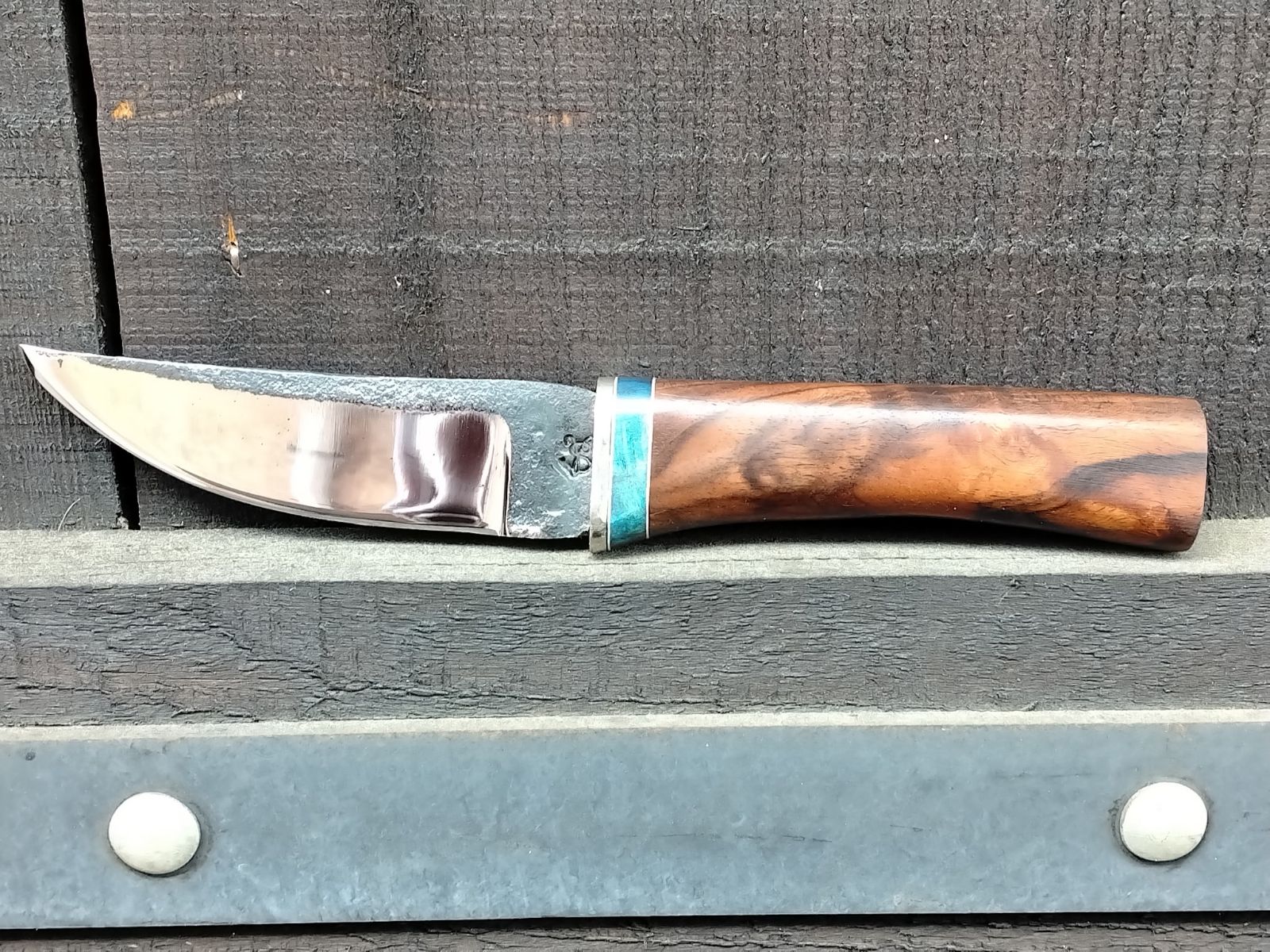 Acier 90mcv8 brut de forge manche laiton érable teinté stabilisé et cocobolo